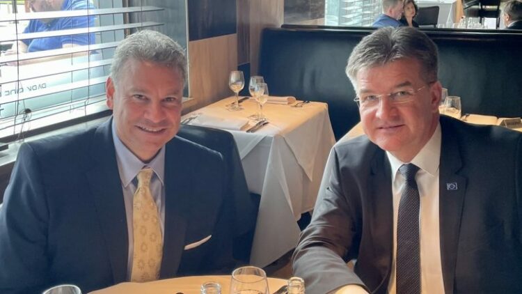 Lajçak dhe Escobar nisin takimet me krerët e partive opozitare në Kosovë