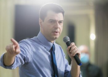 “Non gratës si bëhet vonë për PD-në”/ Basha sulmon Berishën dhe Metën: Shajnë demokratët, por asnjë fjalë për oligarkët