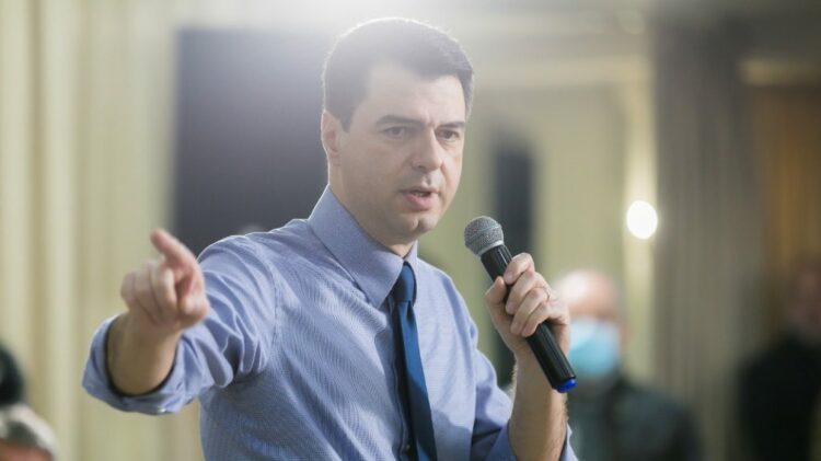 “Non gratës si bëhet vonë për PD-në”/ Basha sulmon Berishën dhe Metën: Shajnë demokratët, por asnjë fjalë për oligarkët