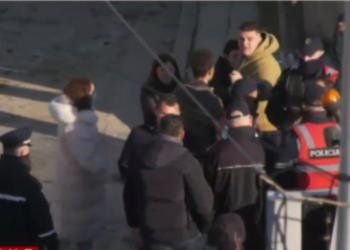 Protesta e ‘5 Majit’/ Banorët qëndrojnë në të ftohtë për t’i rezistuar policisë! Forcat të shumta policore rrethojnë zonën