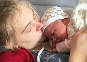 Qyteti nën pushtimin rus! Vajza ukrainase lind foshnjen në banesë, ndihmohet nga fqinjët