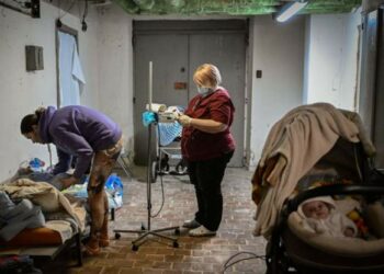 FOTO/ Bodrumi i spitalit të Kievit, repart i improvizuar pediatrik! Të shtruar edhe fëmijë me kancer