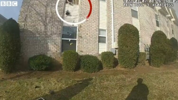 Shtëpia përfshihet nga flakët, babai hedh fëmijën nga kati i dytë, video emocionuese kur banorët presin në krah vogëlushin