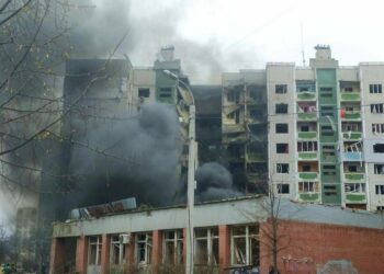 Lufta vazhdon e ashpër/ Bombardohet një shkollë në Zhytomir, 47 civilë të vdekur në Chernihiv