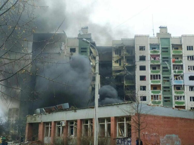 Lufta vazhdon e ashpër/ Bombardohet një shkollë në Zhytomir, 47 civilë të vdekur në Chernihiv