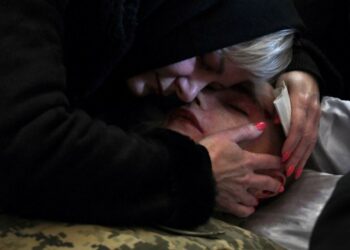 Lamtumira mbrapa kësaj fotografie, nëna puth për herë të fundit djalin e vrarë nga bombardimet ruse në Ukrainë