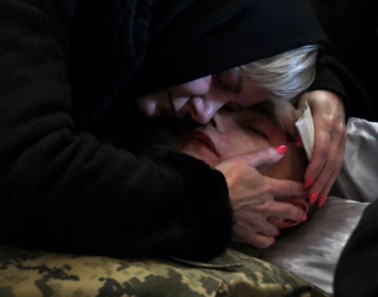Lamtumira mbrapa kësaj fotografie, nëna puth për herë të fundit djalin e vrarë nga bombardimet ruse në Ukrainë