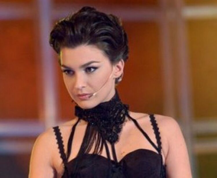 Kush është Elsa Lila, këngëtarja që fitoi dy herë rresht festivalin e RTSH dhe përfundoi në prangat e policisë italiane