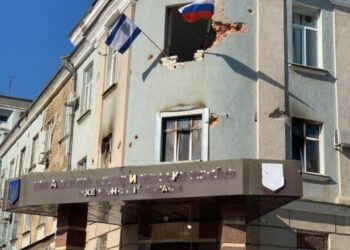 Rusët ‘ngulin’ flamurin rus mbi ndërtesën e bombarduar në Kherson