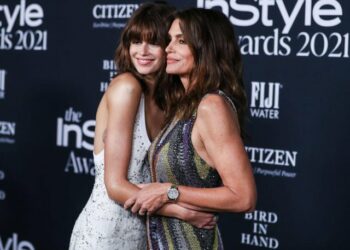 Nënë e bijë, Cindy Crawford dhe Kaia Gerber mahnisin në Javën e Modës në Paris