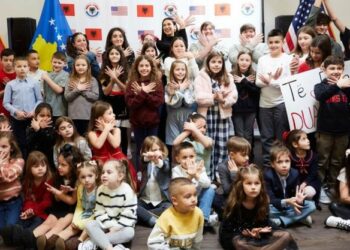 Hapet shkolla e parë në gjuhën shqipe, Dua Lipa mes fëmijëve shqiptarë në Teksas