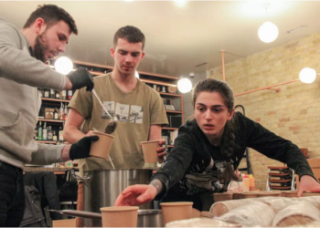 ‘Një garuzhde në vend të mitralozit’, restorantet në Kiev ndihmojnë ushtrinë, spitalet dhe të moshuarit