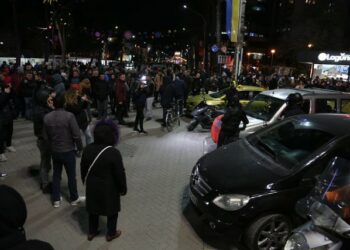 Protesta kundër rritjes së çmimit të naftës/ Shoqërohen 20 persona, qytetarët: Do jemi çdo ditë këtu!