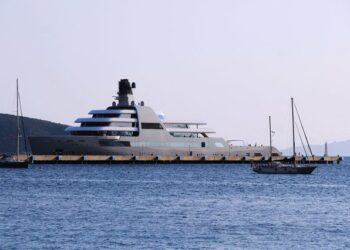 Jahti i oligarkut rus Roman Abramovich ankorohet në Bodrum, protesta për bllokimin e tij