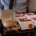 McDonald’s mbyll përkohësisht restorantet në Rusi