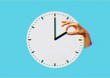 Si lindi ndryshimi i orës? A do të vijojë kjo traditë këtë të dielë (HISTORIA)