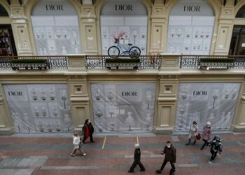 Pezullohet sot në Moskë tregtimi në bursë, rusët ndiejnë ndikimin e izolimit ndërkombëtar në rritje