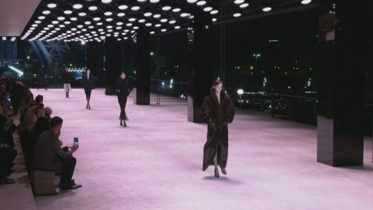 Java e modës në Paris, YSL prezanton koleksionin e ri vjeshtë/dimër