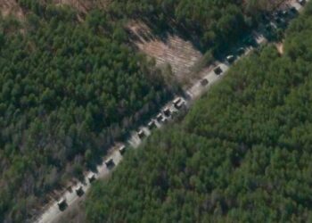 BBC publikon pamjet, si duket kolona 64 km e autoblindave ruse e ngecur pranë Kievit