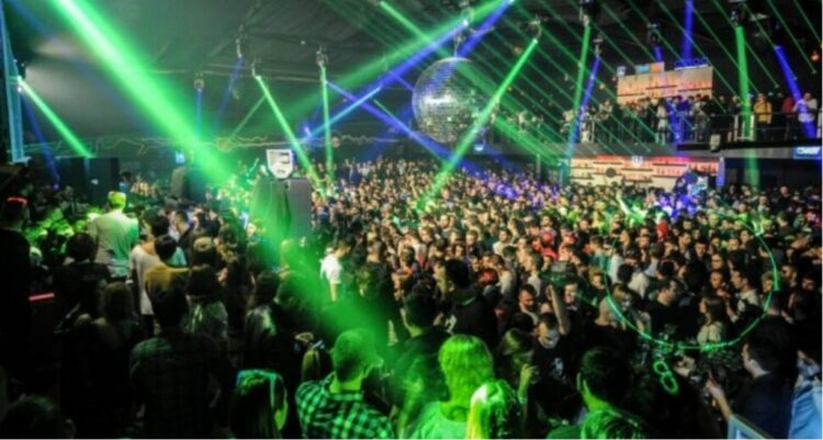 Situata absurde/ Qeveria hoqi orën policore, kufizon muzikën deri në orën 22:00