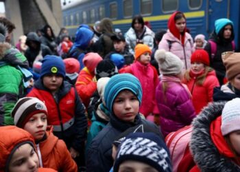 Save the Children: 800 mijë fëmijë në mesin e 2 milionë refugjatëve nga Ukraina, shumica po udhëtojnë të vetëm
