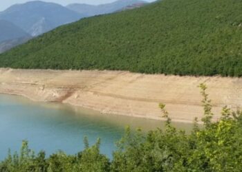 Bie niveli i ujit në liqenin e Fierzës, shkak thatësira në verilindje! Shfaqen rrënojat e qytetit të vjetër të Kukësit(FOTO)