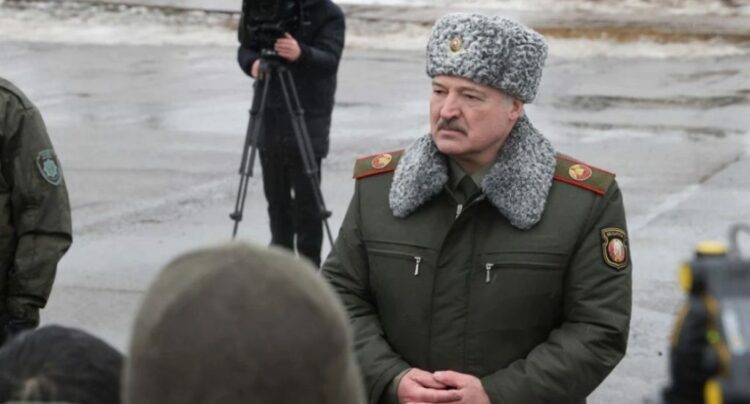 Lukashenko deklaroi se nuk do të ndërhynte, Bjellorusia dyfishon trupat në kufi me Ukrainën