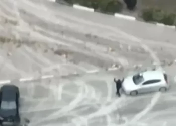 Momenti kur rusët vrasin civilin ukrainas që u dorëzua me duart lart