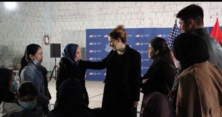 Prej 7 muajsh në Shqipëri, përcillen për në SHBA 212 qytetarë afganë! Ministrja: Nder i vendit tonë që ju mirëpriti!