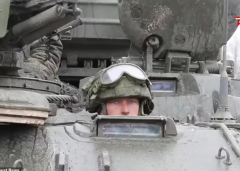 Autokolona ruse afër Kievit, rusët përballen me temperatura -20 gradë, pa karburant dhe të rënë moralisht (FOTO)