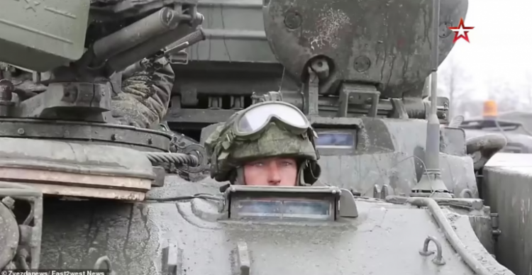 Autokolona ruse afër Kievit, rusët përballen me temperatura -20 gradë, pa karburant dhe të rënë moralisht (FOTO)