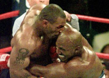 Tyson nxjerr në shitje “veshin” e Holyfield, me shije kanabisi