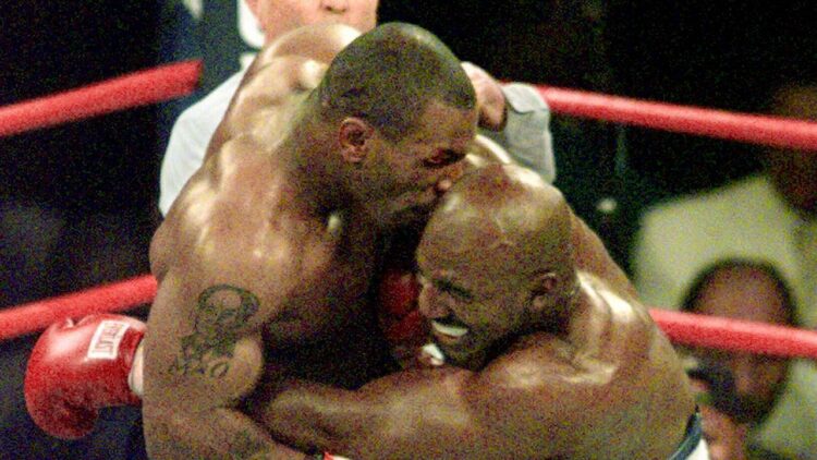 Tyson nxjerr në shitje “veshin” e Holyfield, me shije kanabisi