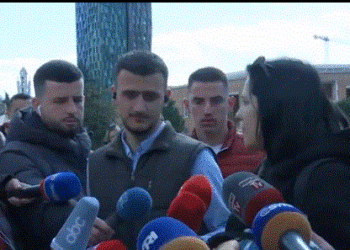 Studentët mbërrijnë në sheshin Skënderbej: I bashkohemi protestës! Në 2018 ishim ngelsa, po tani jemi pabuksa?