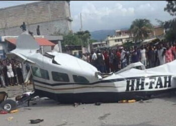 Avioni tenton të ulet në autostradë, por përplaset me kamionin