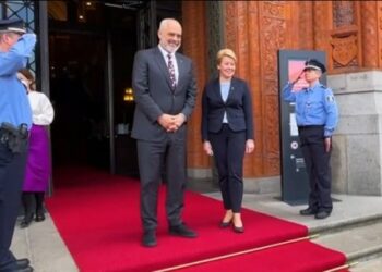 Rama në Berlin, takim me kryetaren e bashkisë, Franziska Giffey, shkëmbejnë dhurata