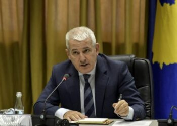 Ministri i Brendshëm i Kosovës: Sulmohet me granata dore e breshëri kallashnikovi policia kosovare në pikën kufitare në veri