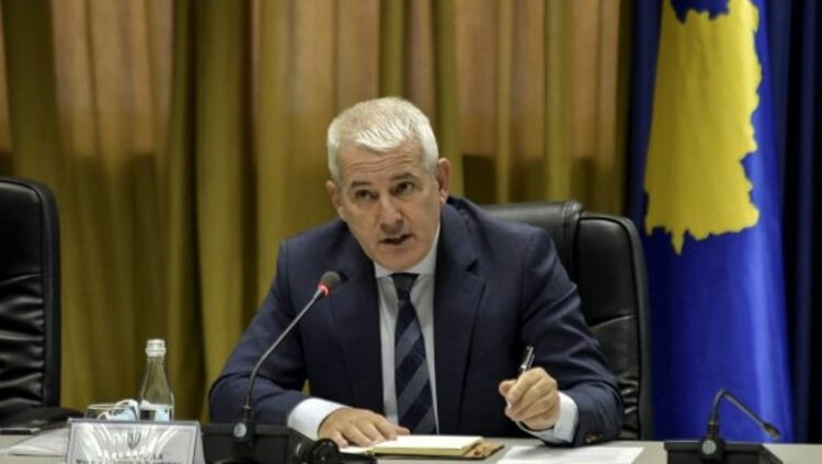 Ministri i Brendshëm i Kosovës: Sulmohet me granata dore e breshëri kallashnikovi policia kosovare në pikën kufitare në veri