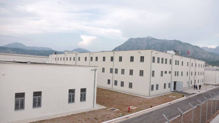 Me urdhër të Prokurorisë, arrestohet drejtori i komanduar i burgut të Reçit në Shkodër