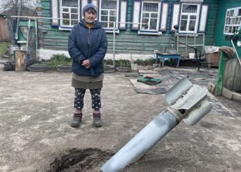 FOTO/ Fshati kufitar Ukrainas, ku raketat mbushin rrugët