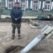 FOTO/ Fshati kufitar Ukrainas, ku raketat mbushin rrugët