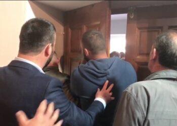 Zgjedhjet e Rithemelimit/ Tensione në Bulqizë, anëtarët shtyjnë njëri-tjetrin, njëri shkul derën!