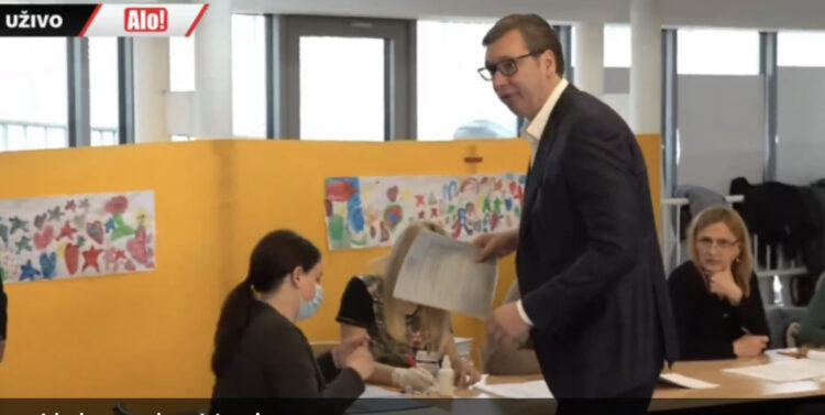 Zgjedhjet e trefishta në Serbi, presidenti Vuçiç ndër të parët që “hedh” votën