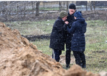 Lufta në Ukrainë, CNN: Është gjetur një varr masiv me të paktën 300 trupa