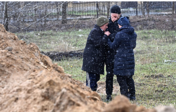 Lufta në Ukrainë, CNN: Është gjetur një varr masiv me të paktën 300 trupa