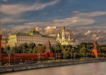 Rusia hakmerret: Dëbon 37 diplomatë evropian