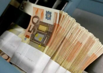 ‘Përfitojnë edhe emigrantët shqiptarë’, kryeministri grek jep lajmin e mirë, rrit me 50 euro pagën minimale