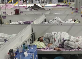 Dhoma të tejmbushura dhe dushe të ftohtë/ “The Times” brenda qendrës së karantinës Covid të Shangait