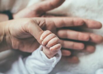 Merret VENDIMI! Fëmijët do të kenë mbiemrat e të dy prindërve, që në lindje