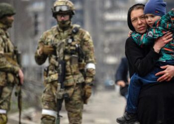 “Bir, po bëni punë të shkëlqyer!”/ Si nënat nxisin ushtarët rusë për të qëlluar mbi civilët dhe fëmijët në Ukrainë